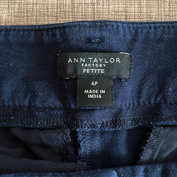 Ann Taylor navy blue cropped pants. Excellent Used Condition. Size 6 petite - Picture 3 of 6